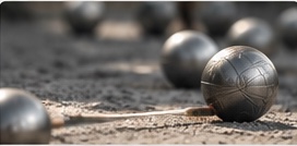 Mehrere Boule-Kugeln auf dem Platz