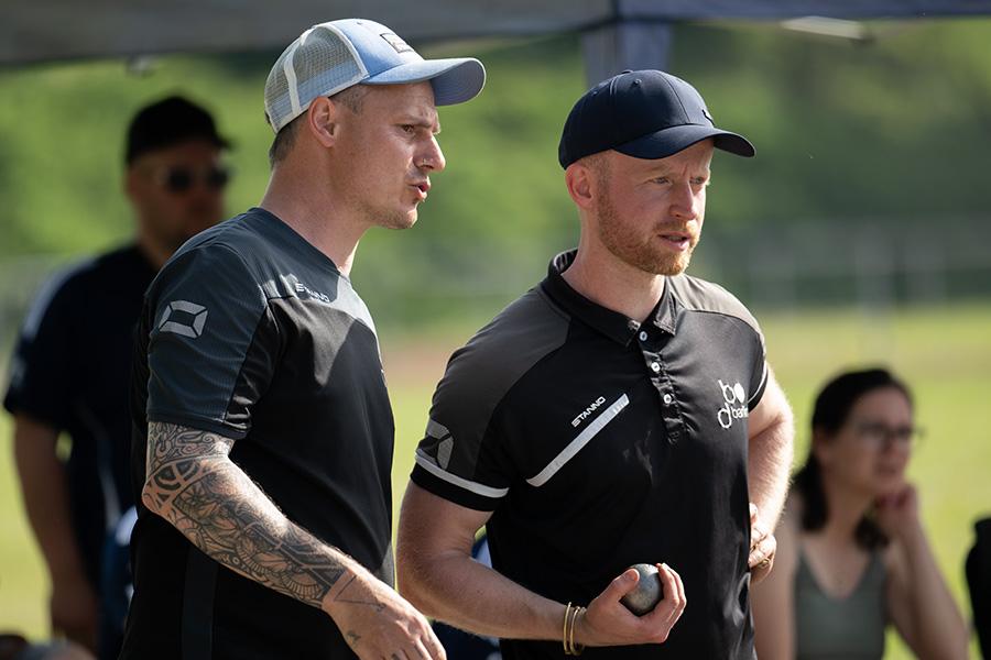 Michael im Gespräch mit einem Mitspieler am Spielfeldrand